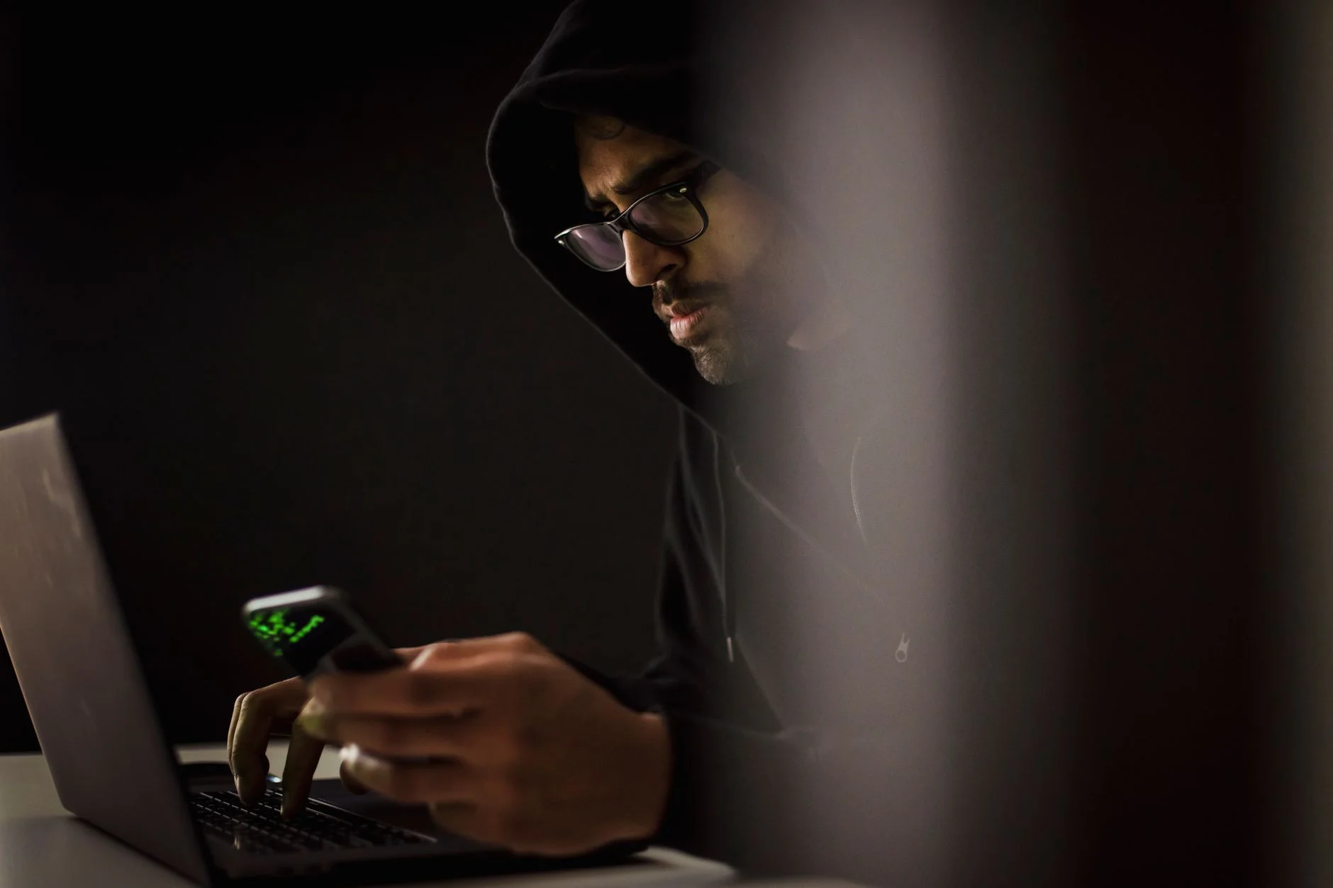 2 Haftada 2.5 Milyon SMS: Google, Yapay Zeka ile Yüz Binlerce Kişiyi Soyan Çeteye Savaş Açtı