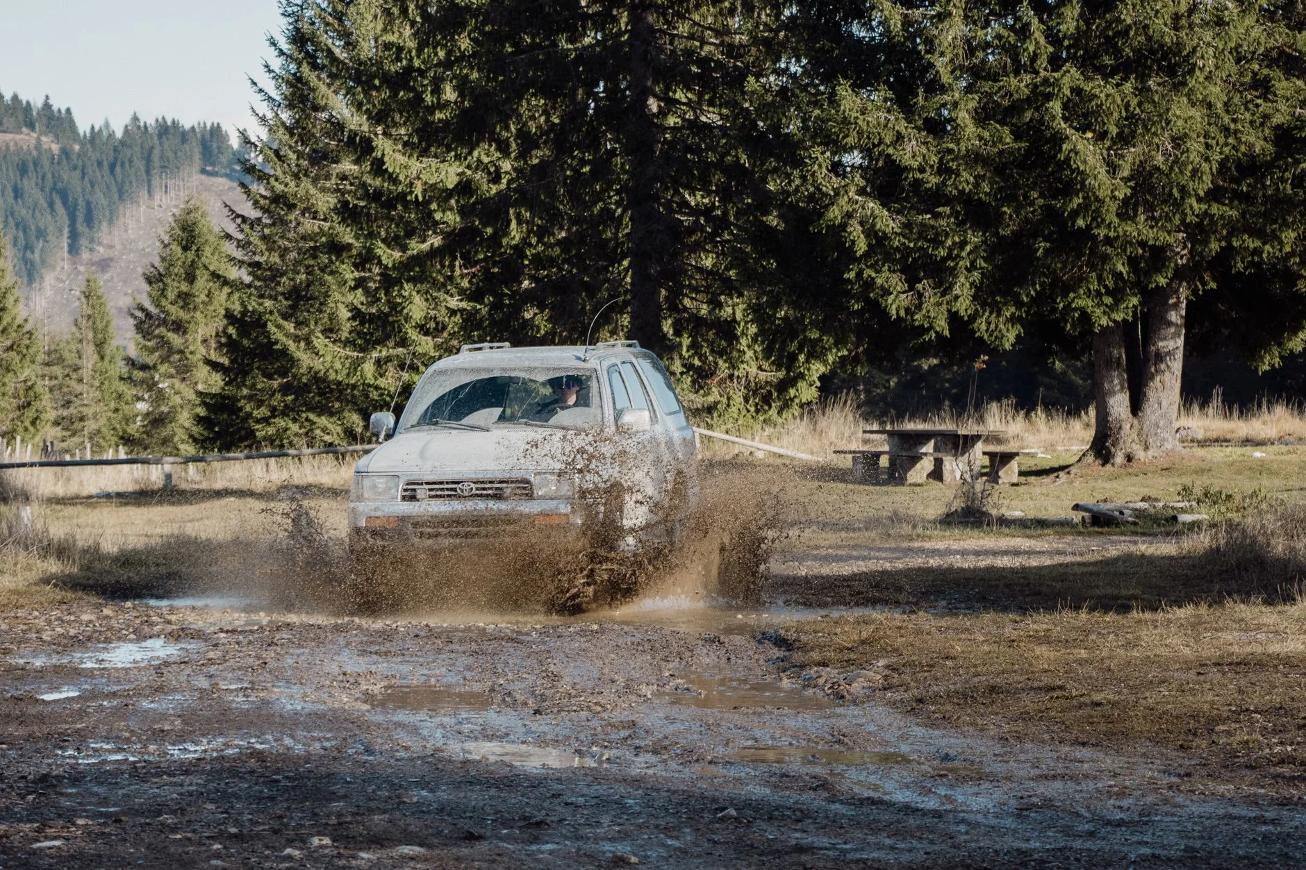 2024 Ford Bronco 'Desert Rising' Magenta Paketi: Off-Road Deneyimini Nasıl Dönüştürüyor ve Türkiye Pazarı Potansiyeli Ne?