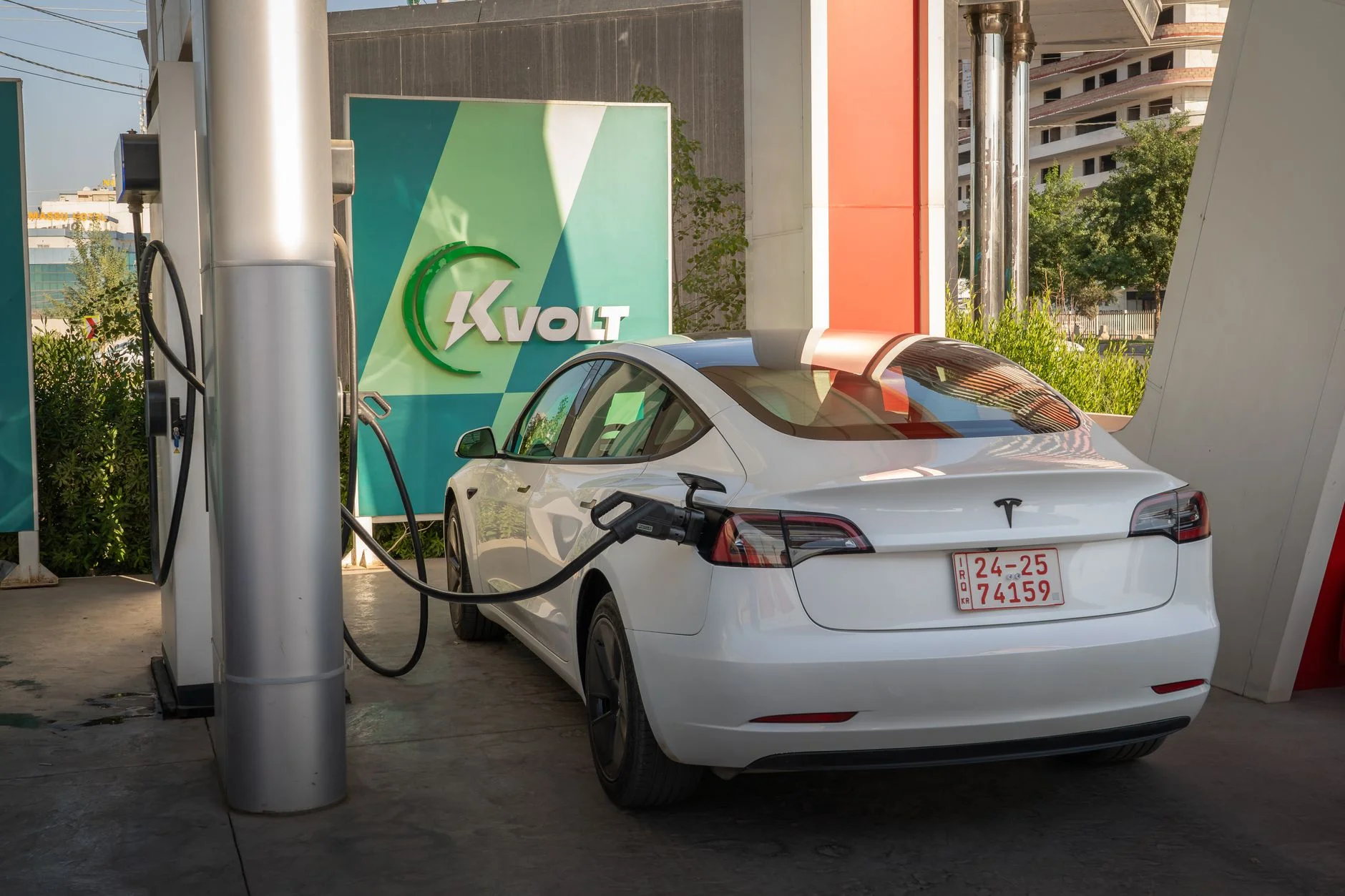 2024 Türkiye Elektrikli Araç Pazarında Tesla Model Y Neden Yükseliyor? Vergi Avantajları ve Şarj Ağı Etkisi