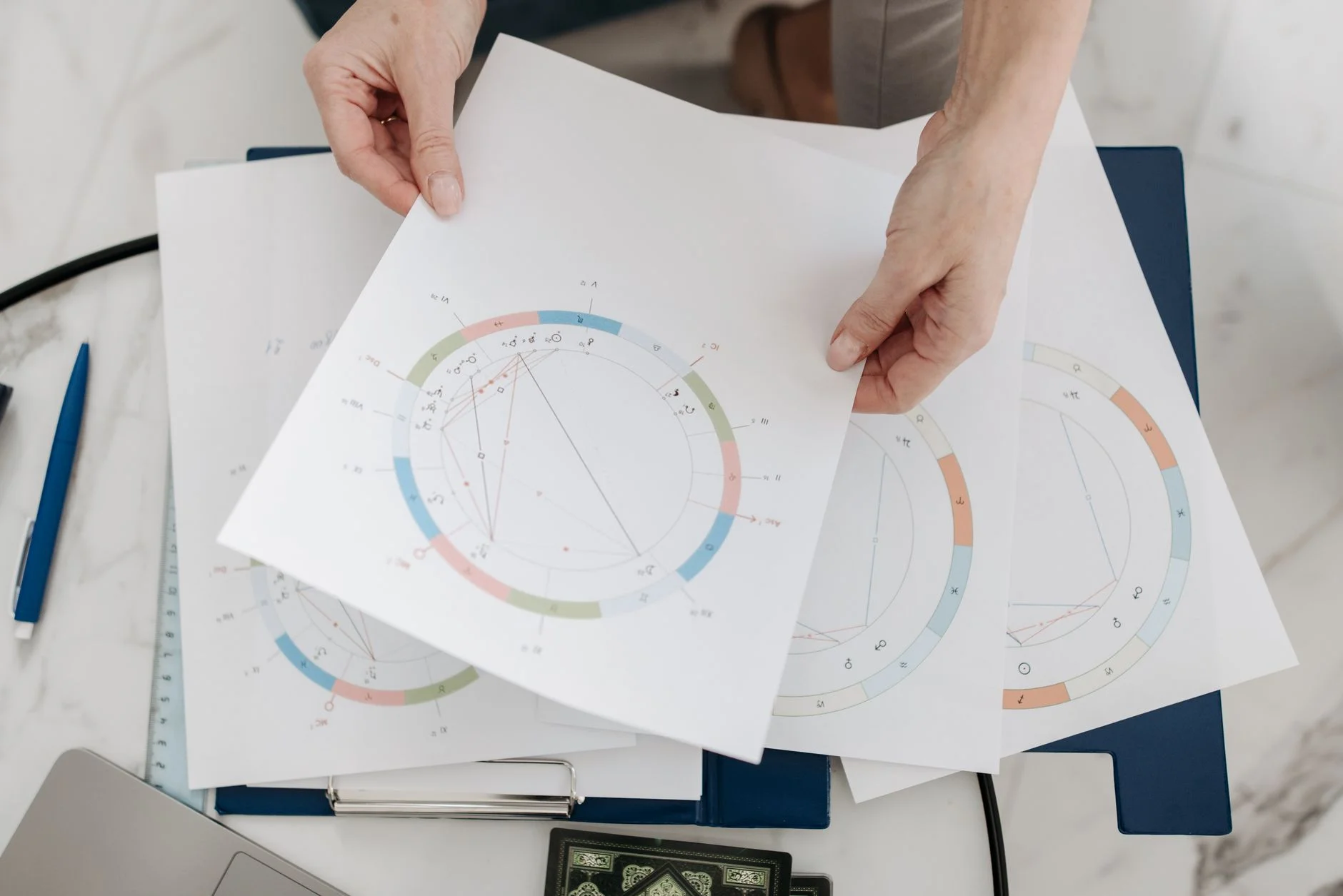 2026 Türkiye'sinde Astrolojinin Şifreleri: Milyonlar Neden Burçlara Bakıyor?