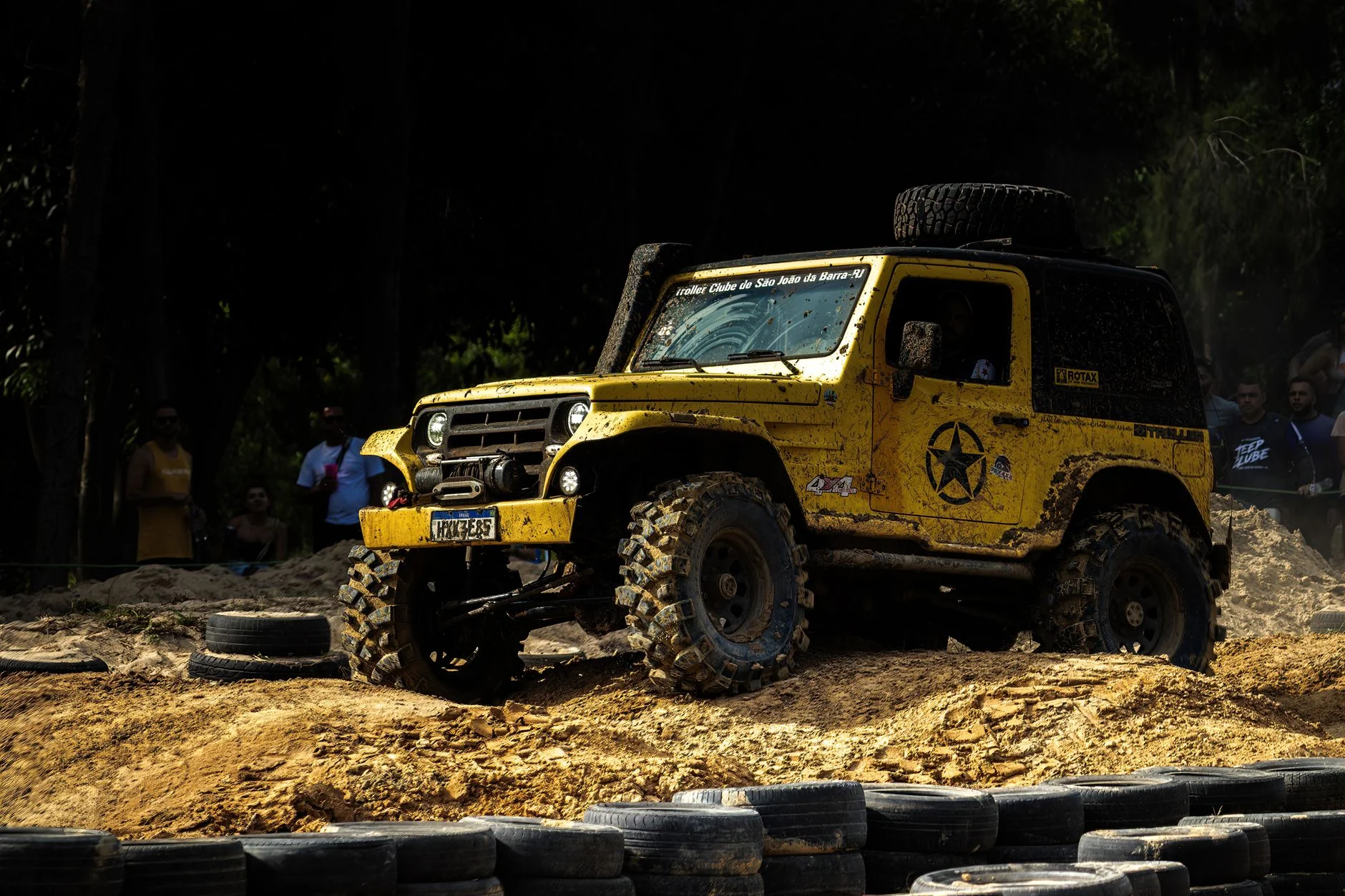 AEV Ford Super Duty FX37: Gerçek Off-Road Tutkunları İçin 37 İnç Lastikli Arazi Canavarı Ne Sunuyor?