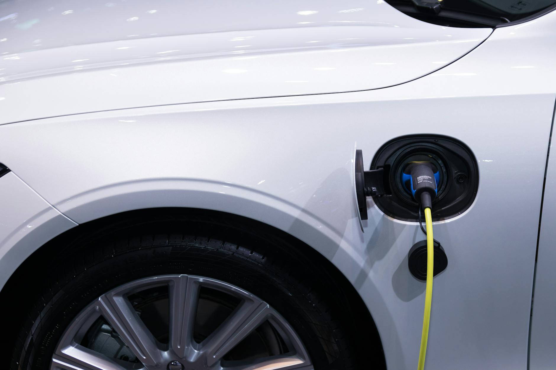 Elektrikli mi Hibrit mi Benzinli mi? Araç Alacaklar İçin 2026 Mantık Haritası