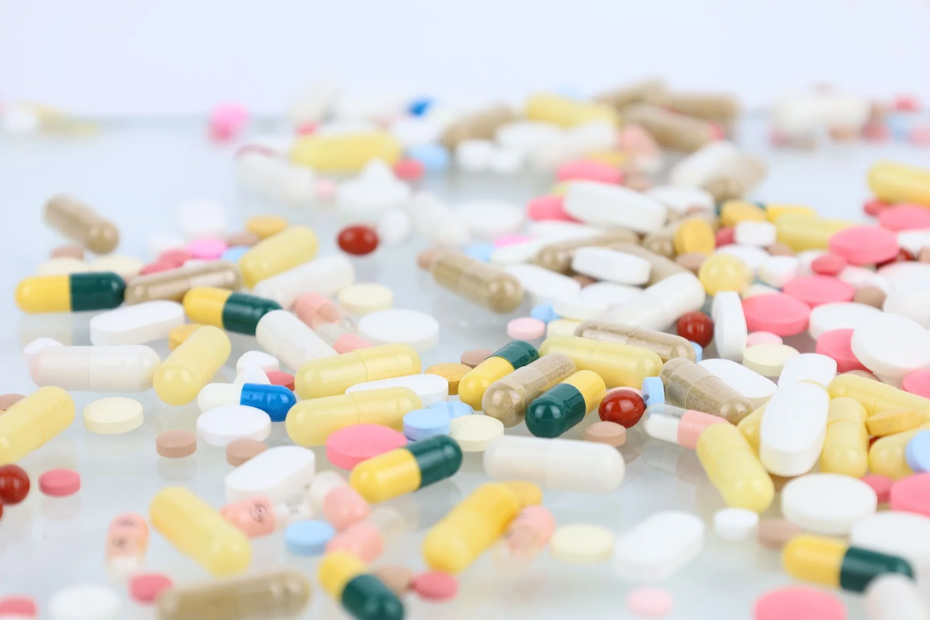 AstraZeneca Hamlesi: Küresel İlaç Sektöründe Konsolidasyon Rüzgarı Türkiye'yi Nasıl Etkiler?