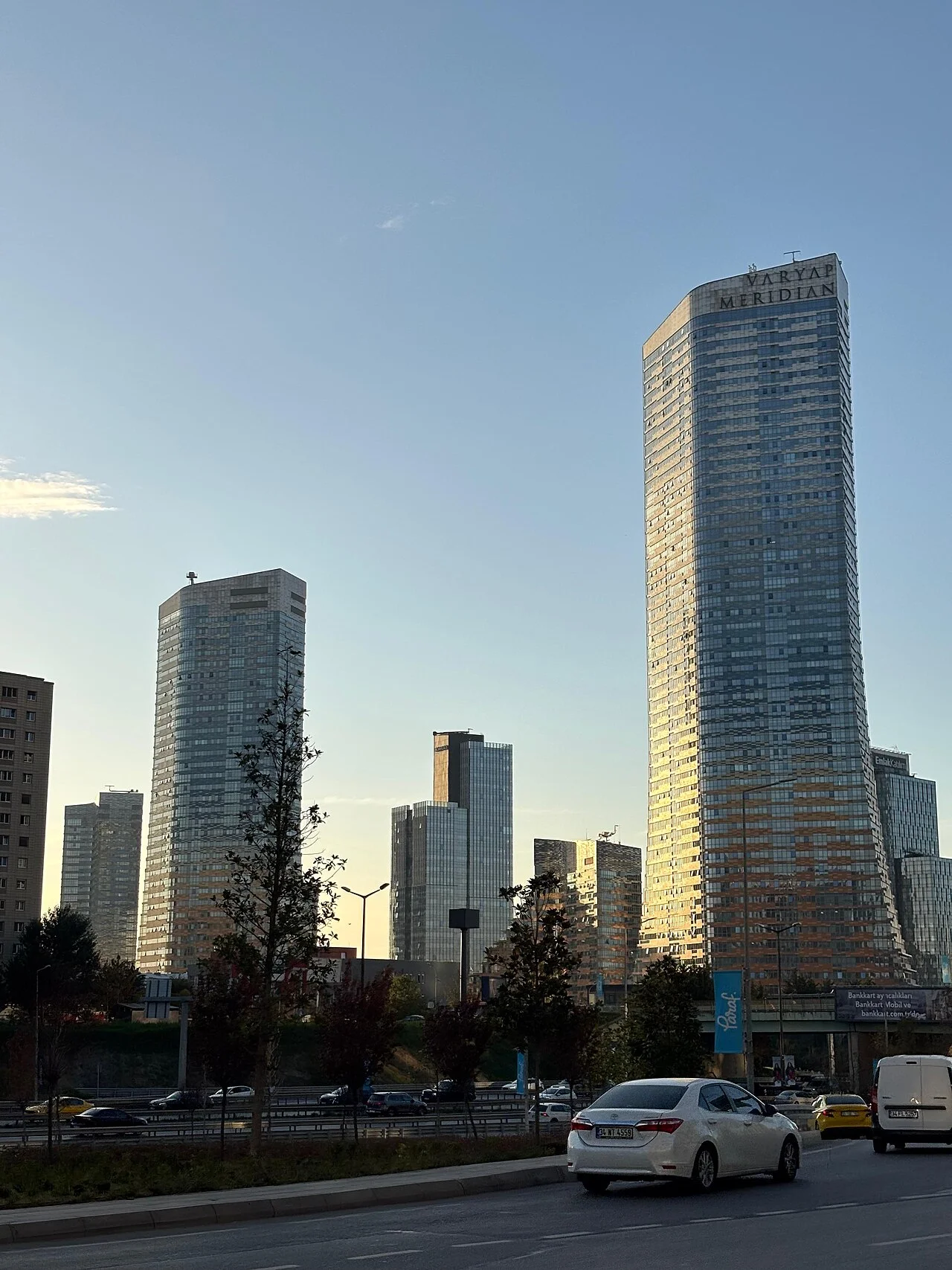 Ataşehir Neden Bu Kadar Hızlı Büyüyor? 2024 Nüfus, Altyapı ve İstihdam Verileri