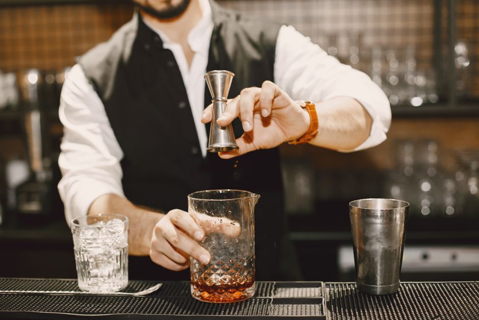 Barmenlik eğitimi bar ekipmanları ve kokteyl miksoloji teknikleri