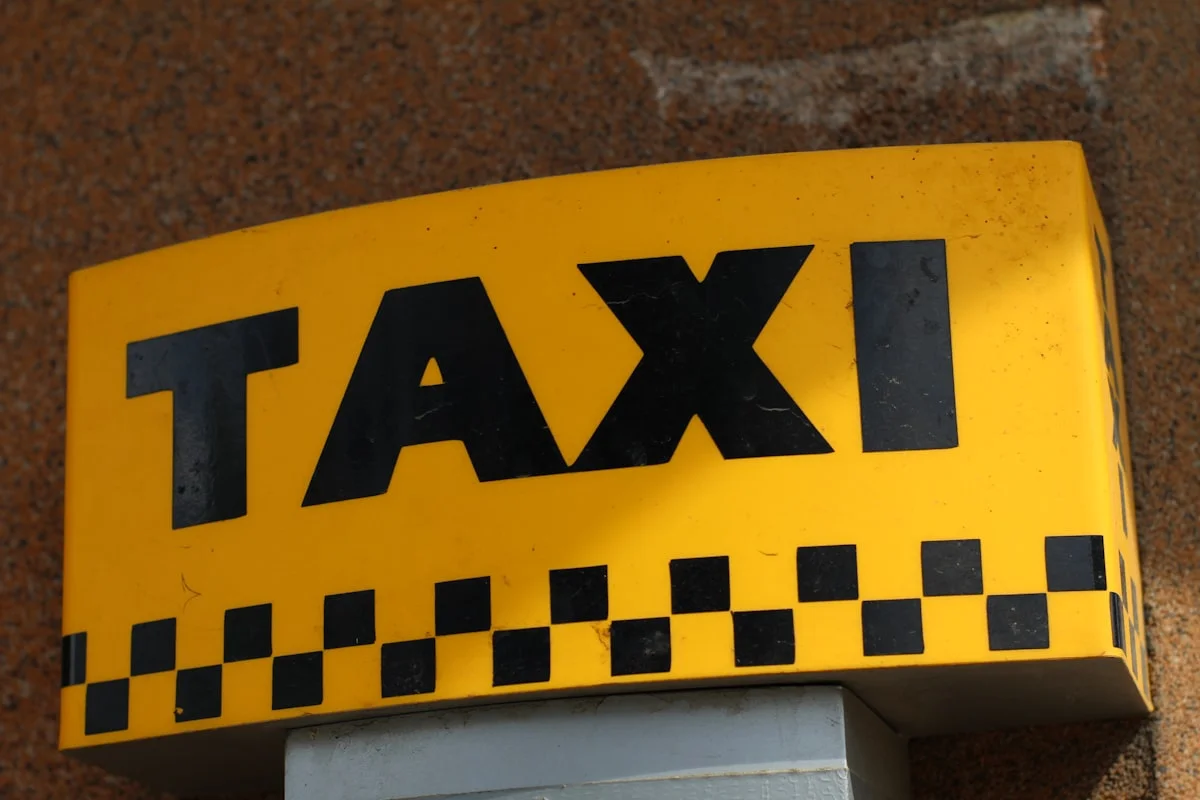 Efsane Geri Dönüyor Ama Bu Kez Tamamen Elektrikli: Yeni Nesil Taksi Kültürü Nasıl Değişiyor?