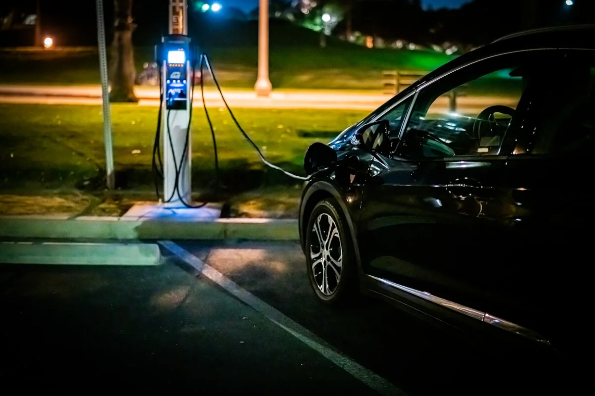 Elektrikli Araç Sahiplerinin En Büyük Çilesi Bitiyor: Kablo Taşıma Devri Nasıl Son Bulacak?