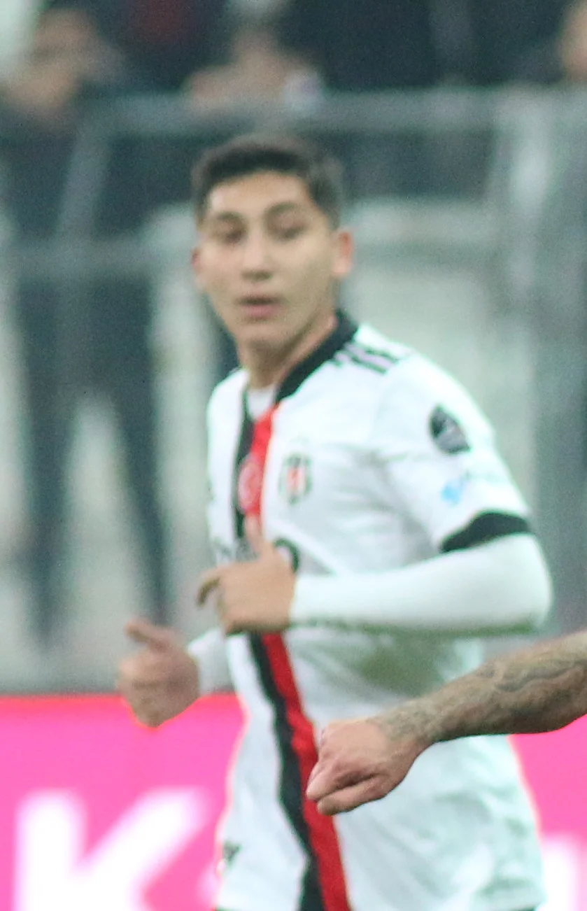 Yeni Profesyonel Futbolcu Emirhan İlkhan Kimdir? Kariyeri ve Hayatı Arka Plan