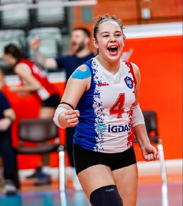 Genç libero Eyna Sara Yılmaz