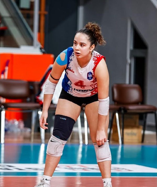 Voleybol sporcusu Eyna Sara Yılmaz