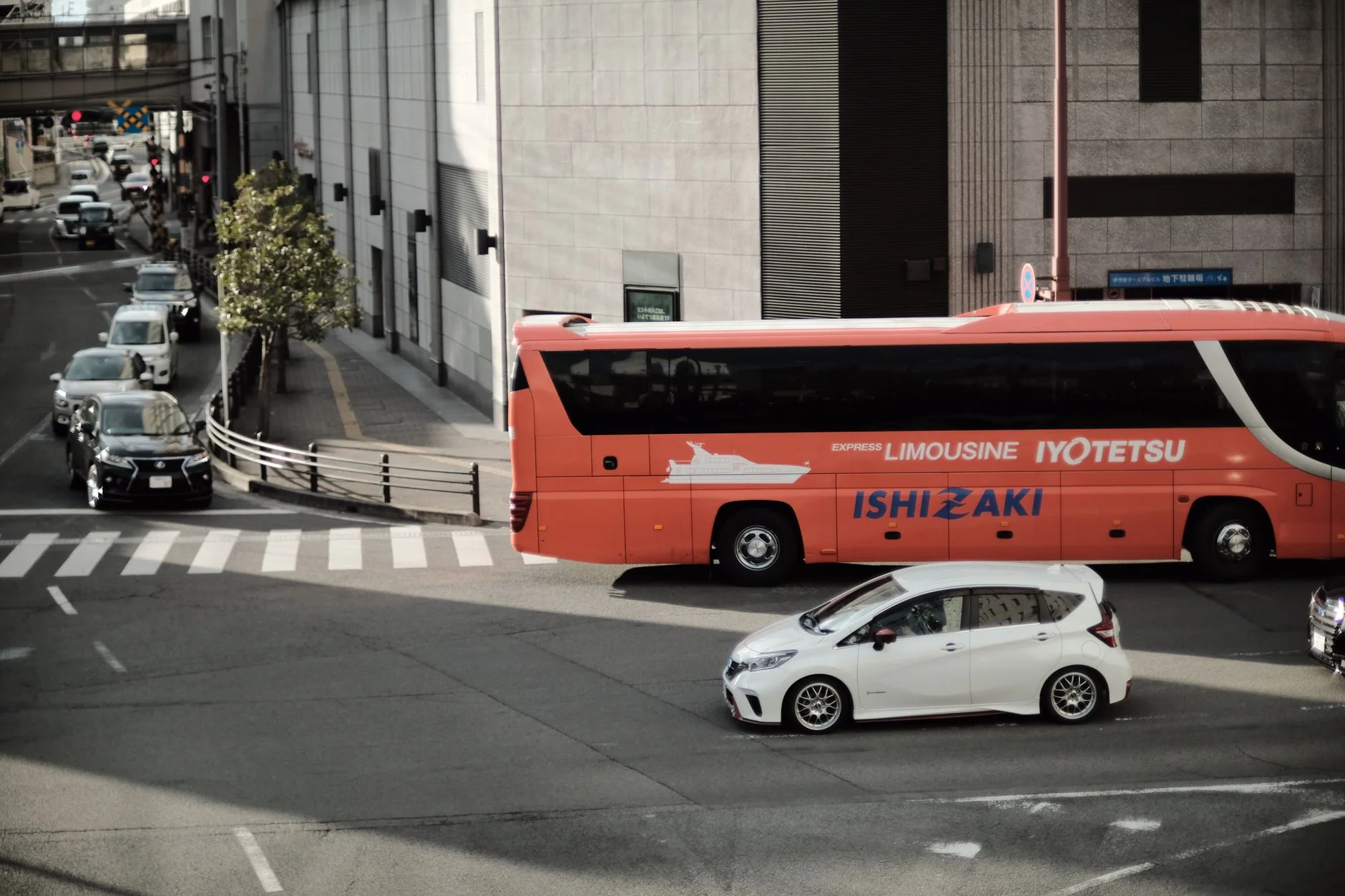 İsviçre Alpleri'nde Sürücüsüz Çin Teknolojisi: Baidu ve PostBus Neyi Değiştiriyor?
