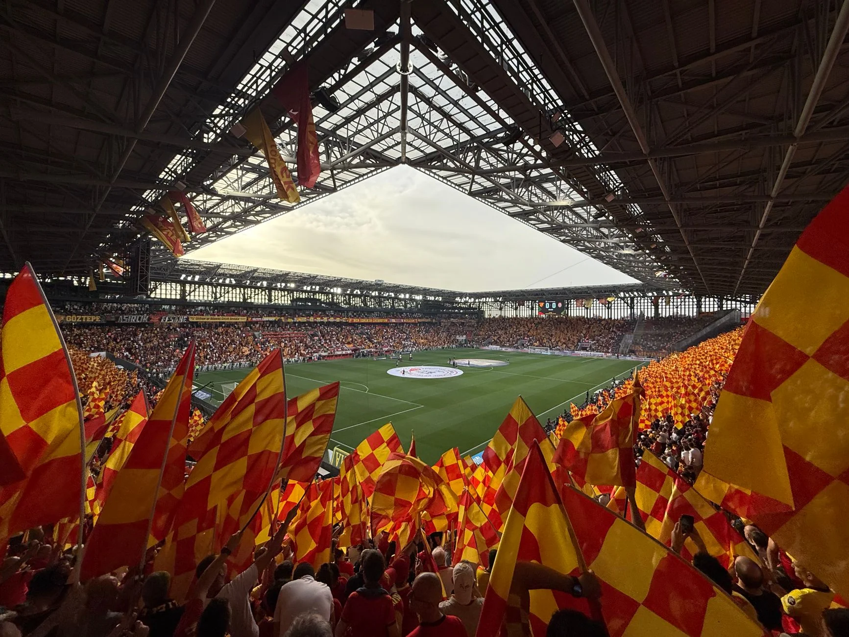 İzmir Göztepe Spor Kulübü: 2026 Süper Lig Yolunda Şehrin Ekonomik ve Sosyal Dinamiklerine Etkileri