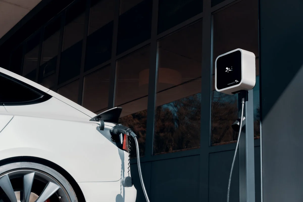 Küresel Elektrikli Araç Devinde Beklenmedik İstifa: Yeni Liderlik Depremi Sektörü Nasıl Etkileyecek?