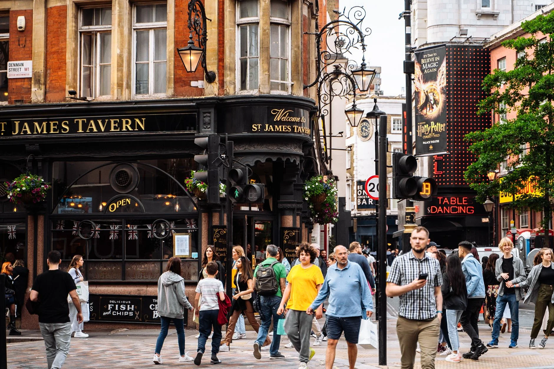 Londra'nın 'Ayakta İçki Yasağı' Önerisi 2026: Küresel İş Dünyasını ve Startup'ları Nasıl Etkileyecek?