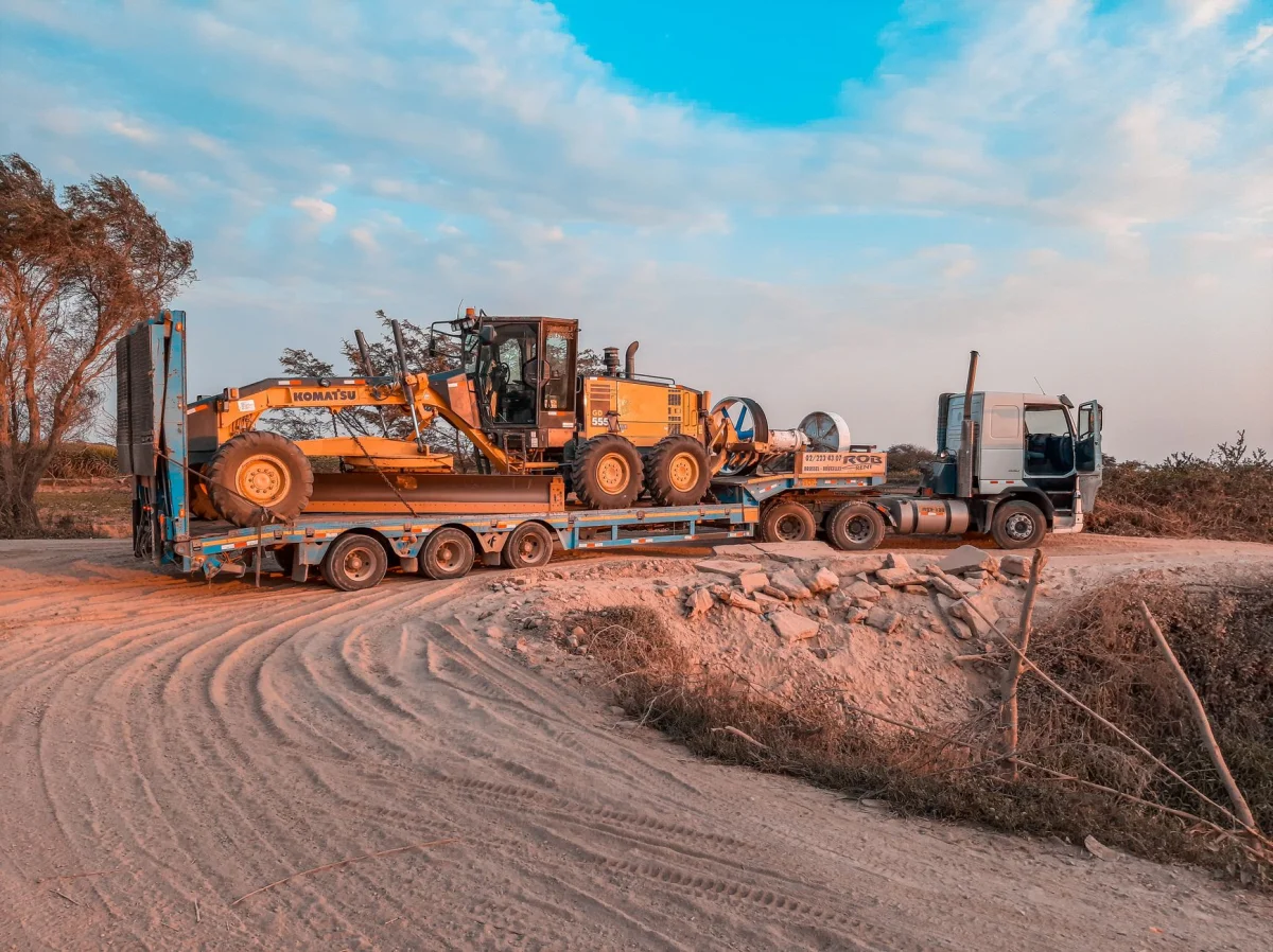 Lowbed Ağır Nakliye Rehberi 2026: İş Makinesi Taşıma Fiyatları, İzinler ve Firma Seçimi