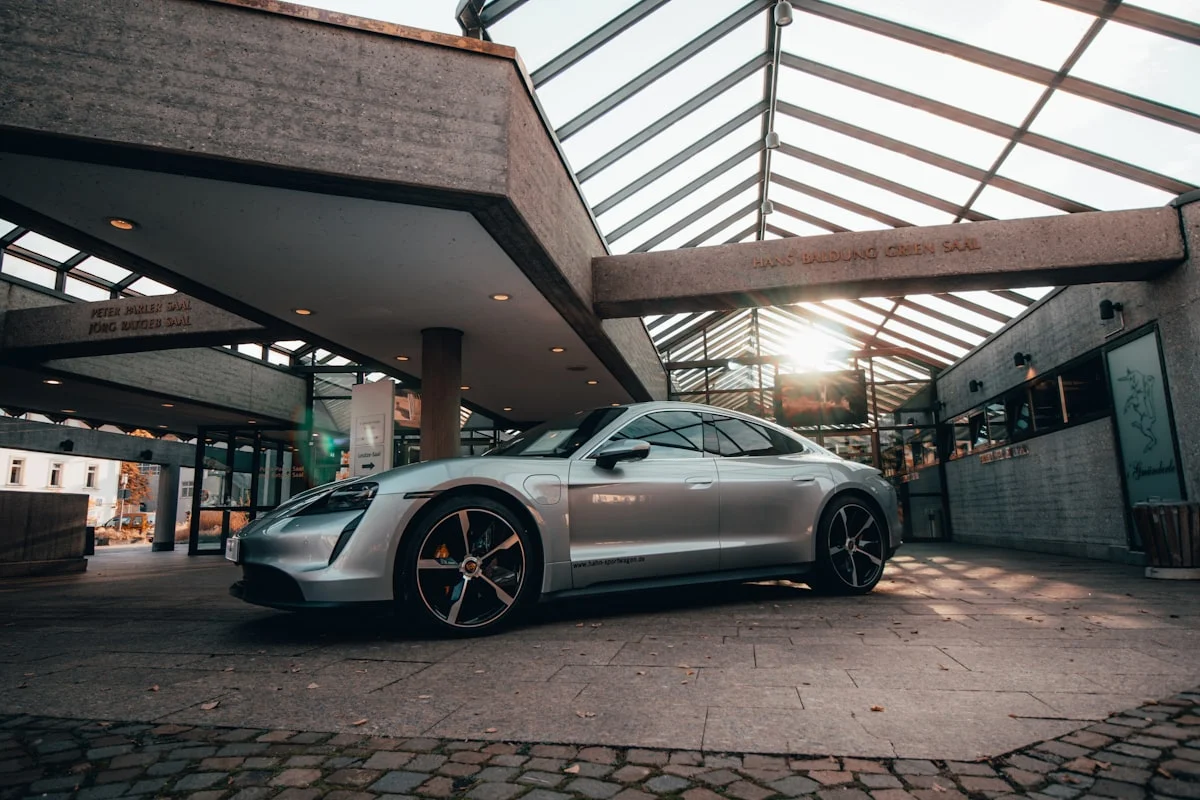 Lüks EV Pazarında Erken Kalkan Kaybediyor mu? Porsche'den Ezber Bozan Taycan Analizi