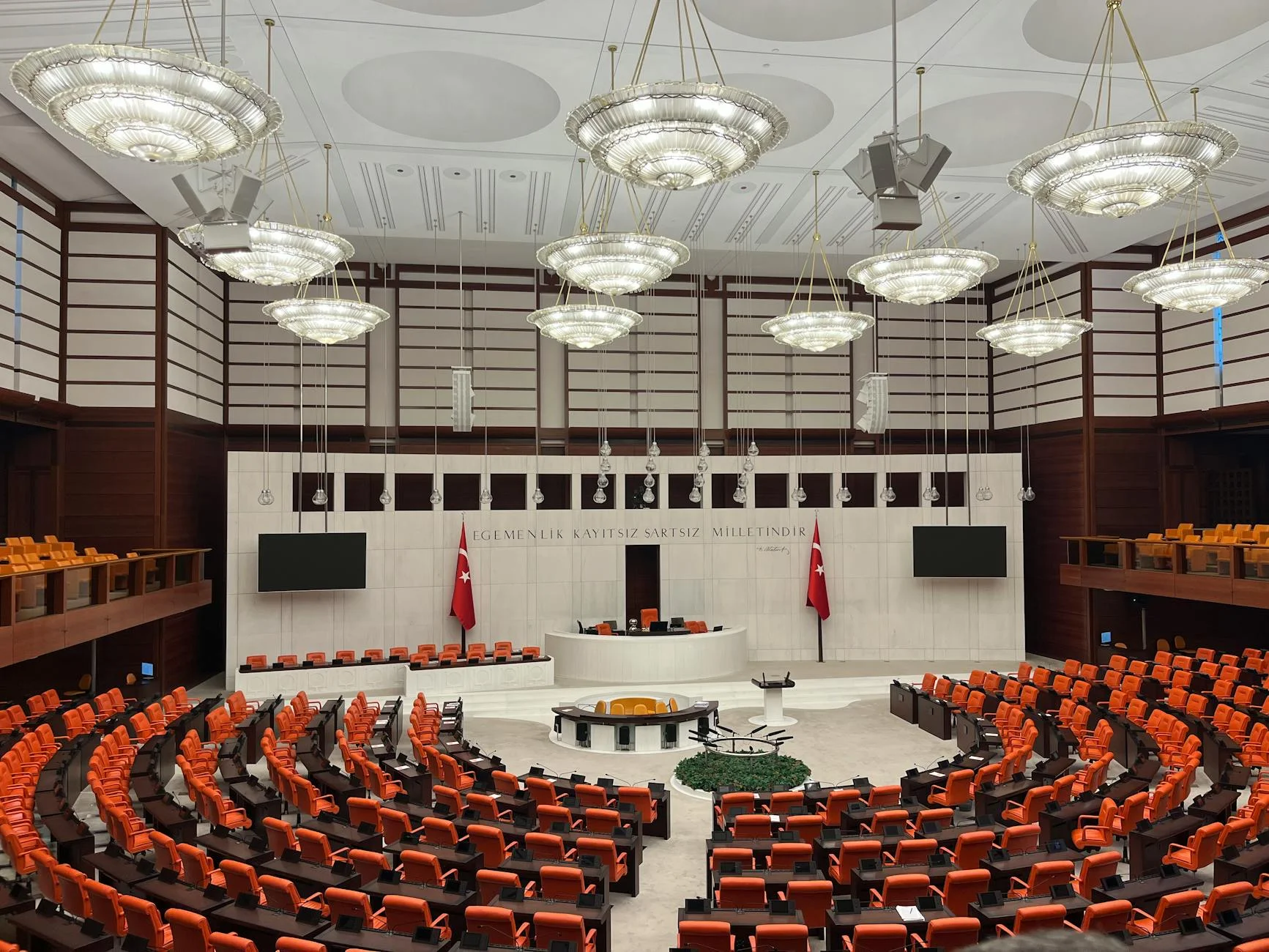 Meclis Başkanlığı Koltuğundaki İsmin Son Kararı Neden Bu Kadar Konuşuluyor?
