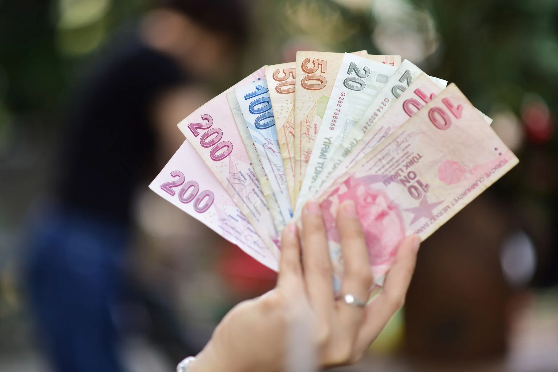Milyonların Gözü Ekranlarda: Döviz Aramalarındaki Rekor Artışın Arkasında Ne Var?