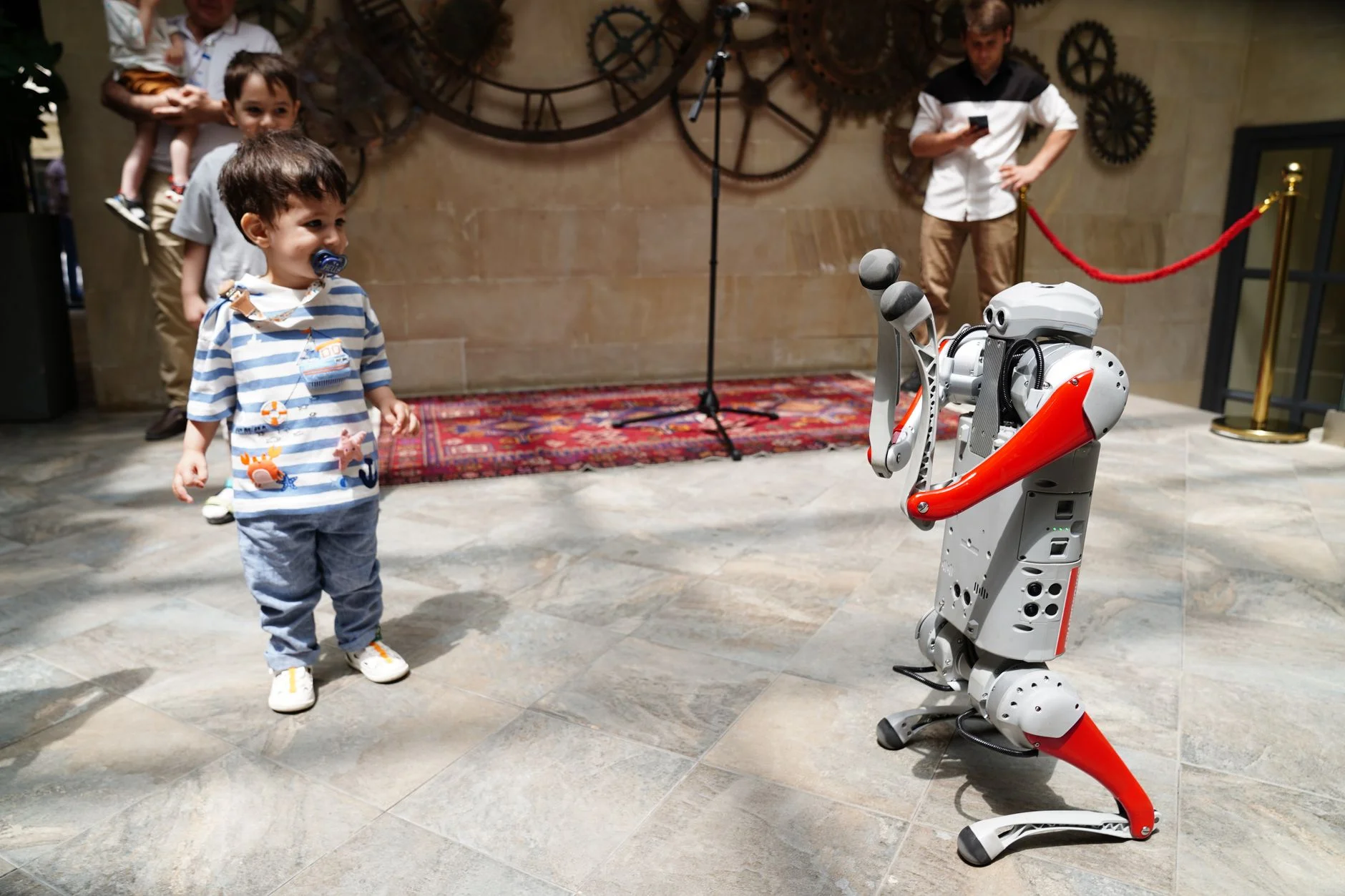 Otomobil Fabrikalarında Yeni Dönem: Seres'in İnsansı Robotu Xiaosai Ne İşe Yarayacak?
