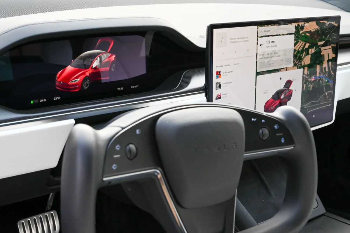 Tesla'nın Otopilotu Yine Mercek Altında: Teksas'taki Gizemli Kaza Sektörü Nasıl Değiştirecek?